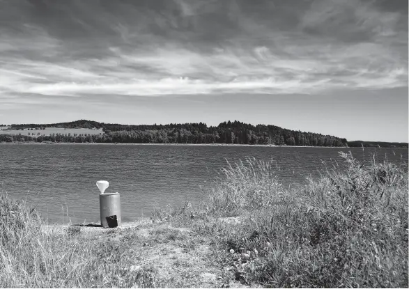  ??  ?? « Puisage de la Vltava (Moldau), République tchèque, août 2017 ». (© L. Talin d’Eyzac - CCC OD, Tours.
“Drawing Water from the Vltava, Czech Republic, 8/2017”