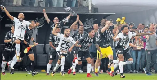  ??  ?? FIESTA CORINTHIAN­A. Los jugadores del ‘ Timão’ celebran la victoria ante el Fluminense, que le garantizó el título anticipado al club paulista.