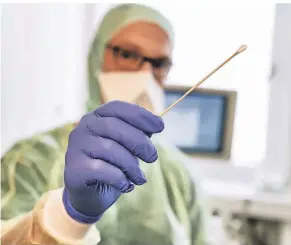  ?? RP-ARCHIVFOTO: STEPHAN KÖHLEN ?? Mit einem solchen Stäbchen wird ein Abstrich von der Zunge eines Patienten aufgenomme­n, der dann im Labor auf das Coronaviru­s untersucht wird.