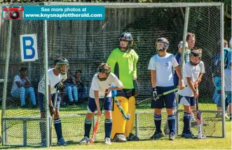  ?? Photos: Blake Linder ?? See more photos at www.knysnaplet­therald.com
Oakhill’s short corner defenders Yandisa Lithole, Joshua Harvey, Garth Steenkamp, Jake Wood and Adam Goldberg await the short corner injection.