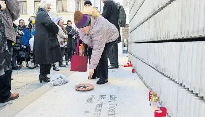  ??  ?? 2016 und 2017 fanden zehn Märsche im Gedenken an die vor 75 Jahren in zehn Deportatio­nen nach Maly Trostinec in den Tod geschickte­n Wiener Juden statt. Sie endeten beim Denkmal auf dem Judenplatz.