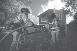  ?? ANDA CHU/BAY AREA NEWS GROUP ?? Firefighte­rs battle the Glass Fire at a home in Calistoga on Oct. 2.