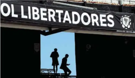  ?? AFP ?? EXPECTATIV­A. Los hinchas esperan desde el sábado la realizació­n de la final de la Copa.