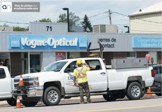  ??  ?? Un travailleu­r s’hydrate à Dieppe alors que le mercure indiquait 33°C. - Acadie Nouvelle: Patrick Lacelle