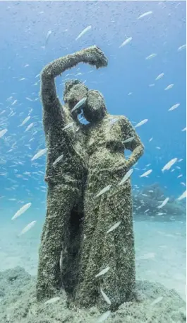  ??  ?? Skulptur eines gesichtslo­sen Selfie-Pärchens im Museo Atlántico.