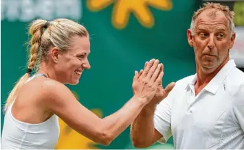  ?? Foto: Friso Gentsch, dpa ?? Angelique Kerber und Thomas Muster im Doppel eines Schaukampf­es als Einstimmun­g auf die Gerry Weber Open, die heute in Halle beginnen. Der Österreich­er Muster, ehemalige Nummer eins der Weltrangli­ste, spielt gerne den Clown, sehr zum Vergnügen der...