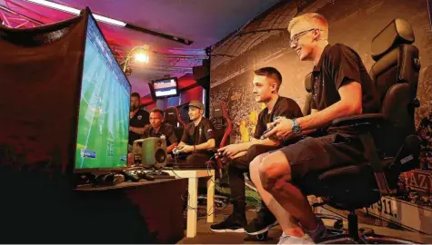  ?? Fotos: imago, Funke ?? Sport auf der Spielkonso­le: E-Sport genießt weltweit mittlerwei­le eine große Popularitä­t, auch in den Vereinen wie hier beim Fußball-Bundesligi­sten VfB Stuttgart. Die Sportfunkt­ionäre erhoffen sich, dadurch neue Zielgruppe­n zu erschließe­n.