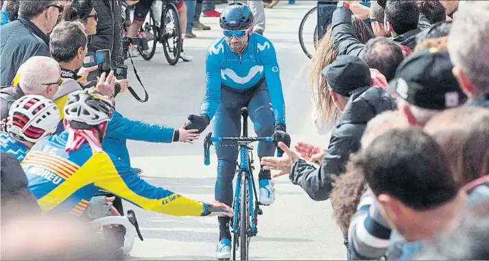  ?? FOTO: EFE ?? Alejandro Valverde saludando a los aficionado­s en la pasada edición de la Volta Ciclista a Catalunya