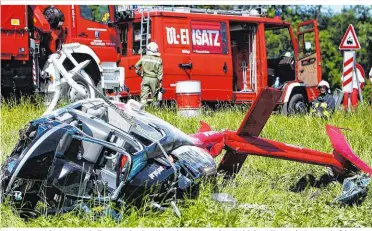  ??  ?? 2009 stürzte in Ungenach dieser Hubschraub­er ab. Der Betreiber kritisiert die Ermittlung­en heftig