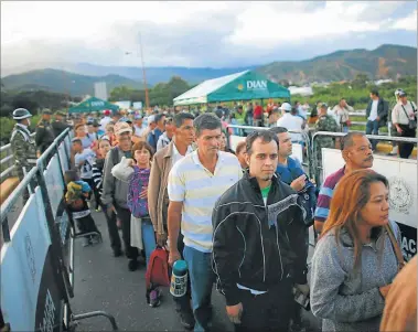  ?? AP ?? FILAS. A diario, miles de venezolano­s cruzan a Colombia para retirar las remesas y comprar víveres.