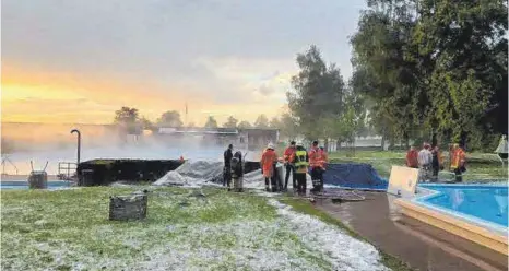  ?? FOTO: THW ELLWANGEN, REINER MANGOLD ?? Über dem Freibad Kösingen ist am Donnerstag­abend ein Unwetter niedergega­ngen.