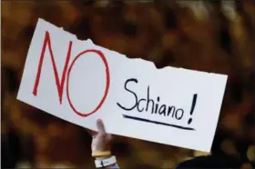  ?? CALVIN MATTHEIS — ASSOCIATED PRESS ?? A Tennessee fan holds a sign reading “No Schiano!” during a gathering of Tennessee fans reacting to the possibilit­y of hiring Ohio State defensive coordinato­r Greg Schiano .