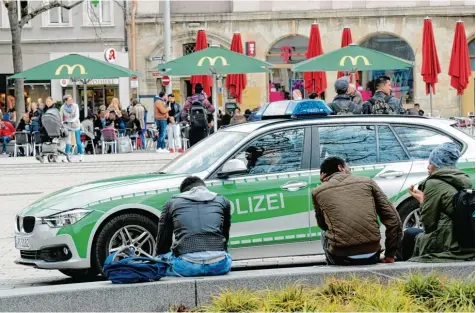  ?? Foto: Silvio Wyszengrad ?? Junge Zuwanderer im Blick der Polizei: Die Beamten fahren derzeit vor allem am Königsplat­z häufiger Streife.