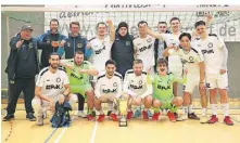  ?? FOTO: HEIKO VAN DER VELDEN ?? Union Nettetal feiert seinen
nie gefährdete­n Hallenstad­tmeister-Titel mit
dem Pokal.