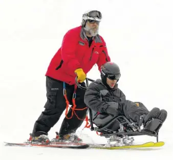  ?? CONTRIBUTE­D PHOTO BY KEITH ARIMURA ?? Chris Werkane of Adaptive Adventures guides disabled Cleveland, Tenn., resident and former Thunderbir­ds pilot Shawn Pederson down a slope at Beech Mountain in North Carolina last week.