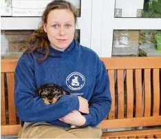  ?? Foto: Tierheim Augsburg ?? Tamara Hofmann, Auszubilde­nde im Tierheim, fand diesen kleinen Yorkshire Terrier im Müll.