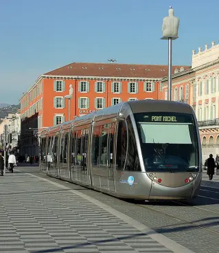  ??  ?? Ieri e domani A sinistra, una cartolina storica di Bologna con il vecchio tram in via Indipenden­za vicino alla cattedrale di San Pietro A destra, il tram senza fili a Nizza: anche il tram di Bologna sarà wireless e avrà quattro linee