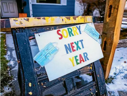  ?? AP ?? A sign indicates that residents of a home in Minturn, Colorado will not be handing out treats for Halloween because of the coronaviru­s pandemic, as a new surge of infections sweeps across the US.