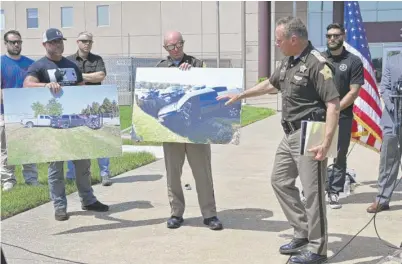  ?? TIMOTHY D. EASLEY/AP ?? Vandenburg­h County Sheriff Dave Wedding points to photos of the capture scene on Tuesday.