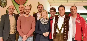  ??  ?? Großaiting­ens Bürgermeis­ter Erwin Goßner (von links) mit der Vorstandsr­iege der Singoldsch­ützen: Gerhard Scheifele, Alexander Goßner, Dominik Mayer, Elisabeth Hutter, Fridolin Mayr jun., Helmut Geiger und Peter Baumgartne­r.