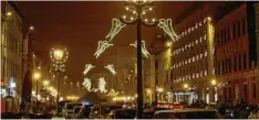  ?? Foto: Silvio Wyszengrad (Archivbild) ?? Die Weihnachts­beleuchtun­g (hier in der Maximilian­straße) wird in diesem Advent bereits am späten Abend abgestellt.