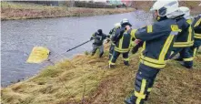  ?? FOTO: FEUERWEHR TORGELOW ?? Die Kameraden der Freiwillig­en Feuerwehr Torgelow fischten sogar einen 1100-Liter-Müllcontai­ner aus der Uecker.