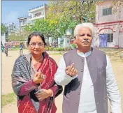  ?? HT ?? Sankatmoch­an Temple chief priest Vishwambha­r Nath Mishra and his wife cast their vote in Varanasi