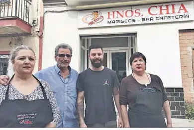  ?? M. G. ?? Silvia Ramirez, Antonio Chía, Fran Prada y Maribel Jarauta a las puertas del bar