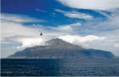  ?? AP ?? Die Insel Tristan da Cunha liegt 2810 km südwestlic­h von Kapstadt.