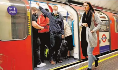  ?? // AFP ?? Pese a que la mascarilla es obligatori­a en el transporte público, un gran porcentaje de la población ha dejado de usarla