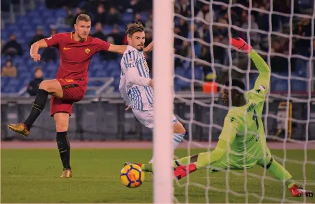  ?? LAPRESSE ?? Il diagonale chirurgico dell’1-0 del centravant­i bosniaco Edin Dzeko, 31 anni: 8 gol in questo campionato