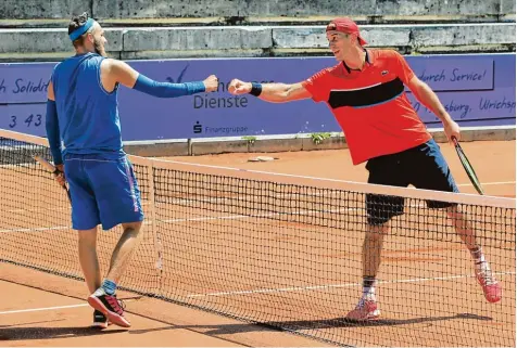  ?? Foto: Michael Hochgemuth ?? Ein starkes und unterhalts­ames Bayernliga Duell mit einigen Show Elementen lieferten sich Patrick Nyström (links) vom TTC Bad Wörishofen und Ante Pavic, der kroatische Spitzenspi­eler des TC Augsburg. Das Match endete mit einem 6:2, 6:2 Sieg für Pavic,...