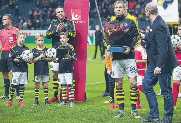  ?? FOTO: OLA SKÖLD ?? PRISAD. Förra säsongen blev Per Karlsson utsedd till ”årets spelare” av elitdomarn­a. I år har han passerat 300 matcher för AIK.