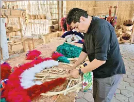  ?? Foto Jorge A. Pérez Alfonso ?? Ivan Cruz López elabora los penachos que los danzantes lucirán durante la festividad.