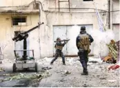  ?? (رويترز) ?? عناصر الشرطة الاتحادية تشتبك مع داعش في أحياء الموصل