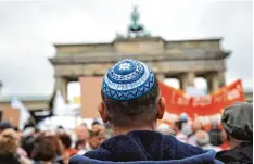  ?? Foto: M. Hitij, dpa ?? Bei einer Demonstrat­ion gegen Antisemiti­smus – wie hier in Berlin – ist es kein Ri  siko, die Kippa zu tragen. Doch im Alltag kann es anders aussehen.