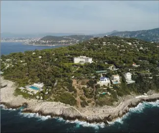  ?? (Photo N. M.) ?? Opération coup de poing des enquêteurs de la répression des fraudes pour contrôler les agences immobilièr­es de luxe sur la Côte d’Azur.