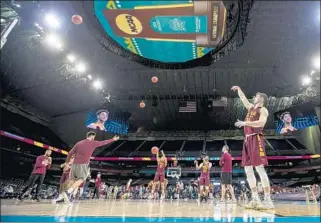  ?? BRIAN CASSELLA/CHICAGO TRIBUNE ?? Loyola guard Clayton Custer, right, and the Ramblers practice Friday at the Alamodome in San Antonio.