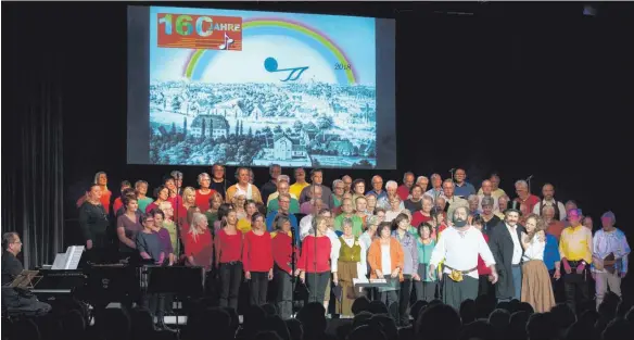  ?? FOTO: MARTINA DACH ?? 160 Jahre Sängerbund Laupheim – die musikalisc­he Zeitreise führte auch in die Gegenwart und sogar darüber hinaus.