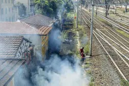  ??  ?? A Campo di Marte L’incendio di giovedì al binario 1 della seconda stazione fiorentina che ha poi provocato disagi a catena sia per i treni Frecciaros­sa che per quelli dei pendolari