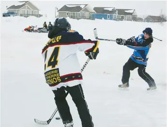  ??  ?? Les tournois de hockey sur étang gagnent en popularité au Nouveau-Brunswick. Ci-dessus, le tournoi de Tracadie. - Archives