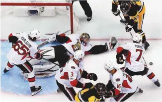  ?? GENE J. PUSKAR ASSOCIATED PRESS ?? Les Sénateurs ont perdu 3-2 aux mains des Penguins de Pittsburgh, jeudi.