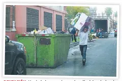  ??  ?? ocupación. Un ciudadano camina por la calle del costado este de la catedral. Los vendedores impiden que pueda usar la acera.