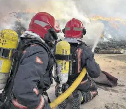  ??  ?? SIAB
Los efectivos siguieron trabajando por la noche para extinguir el fuego. ((