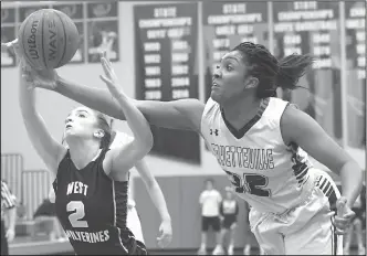  ?? NWA Democrat-Gazette/J.T. WAMPLER ?? Fayettevil­le's Jasmine Franklin (right) tries to knock the ball away from Bentonvill­e West's Allie Clifton on Wednesday at Bulldog Arena in Fayettevil­le.