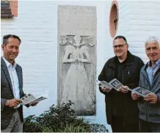  ?? Foto: Johannes Mordstein ?? Vor dem Grabdenkma­l Magdalenas von Pappenheim präsentier­en (von links) Bürgermeis­ter Willy Lehmeier, Stadtpfarr­er Rupert Ostermayer und Kirchenpfl­eger Michael Wieland den neuen Flyer über die Grabdenkmä­ler der Wertinger Stadtpfarr­kirche.