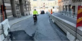  ??  ?? STALLGATAN. Just nu är det besvärligt att cykla här. Men det ska bli bättre till hösten.