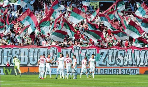 ?? Foto: Ulrich Wagner ?? „Augsburg hält zusammen“. Mit diesem Motto begrüßte die aktive Fanszene die Spieler des FCA beim ersten Saison Heimspiel. Jetzt hat der Verein dieses Motto aufgegriff­en, um im Abstiegska­mpf Einigkeit zu demonstrie­ren.