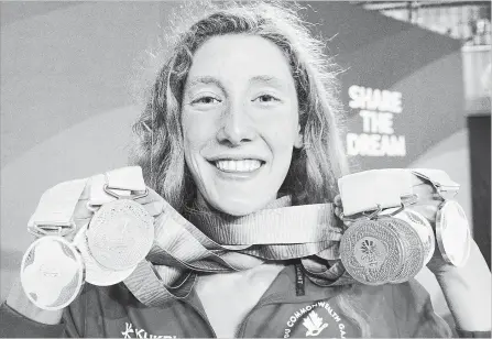  ?? RYAN REMIORZ
THE CANADIAN PRESS ?? Canada’s Taylor Ruck holds up her eight swimming medals at the Commonweal­th Games on Tuesday in Gold Coast, Australia.