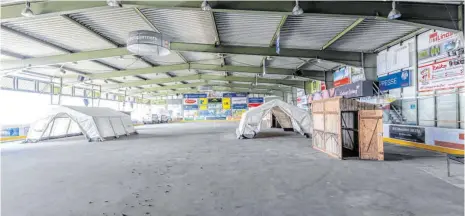  ?? FOTO: CHRISTIAN FLEMMING ?? In der Eisarena, die gerade Sommerpaus­e hat, geht am Dienstag das neue Corona-Testzentru­m in Betrieb.